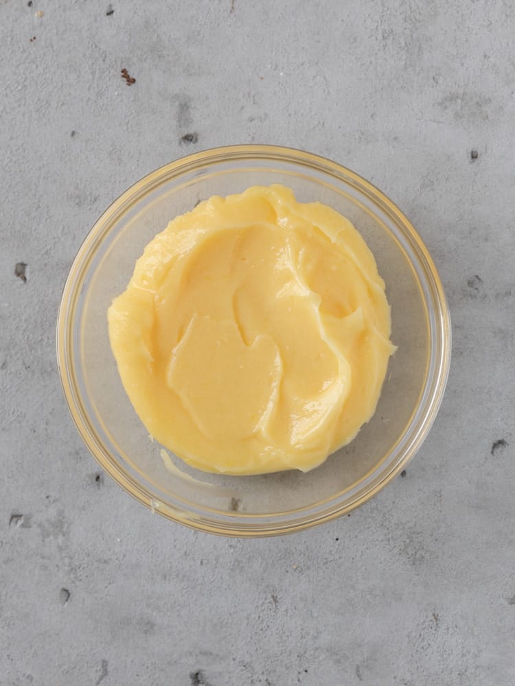 The easy lemon curd in a bowl